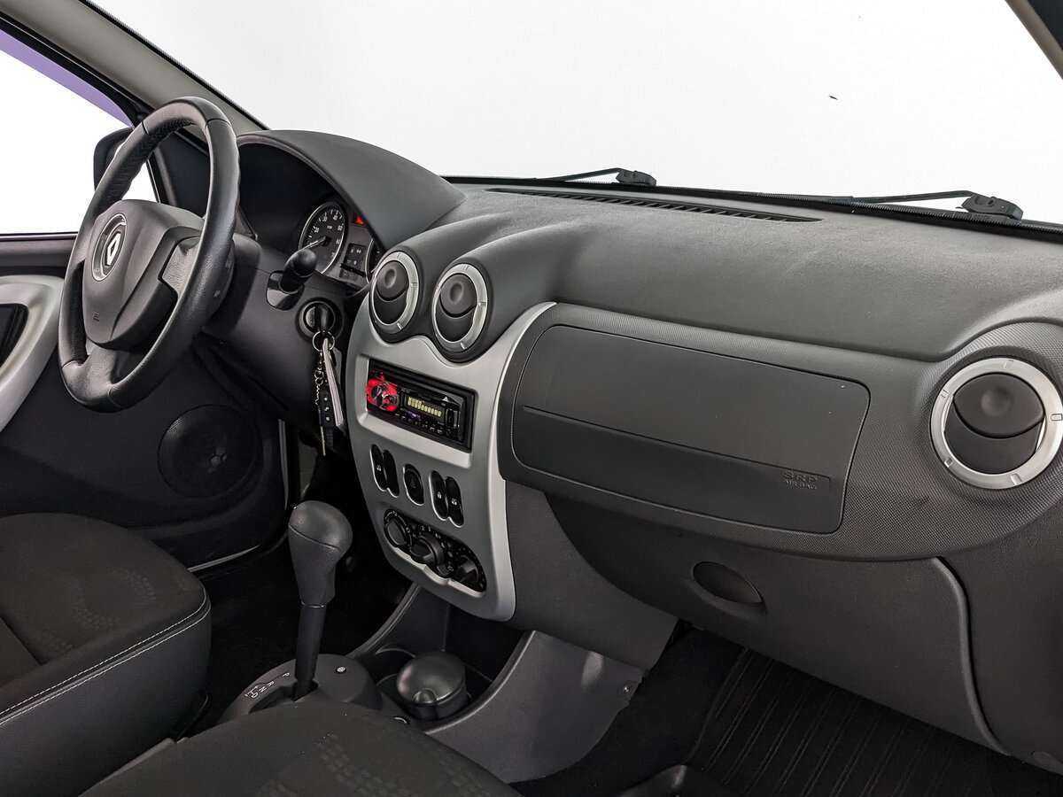 Renault Sandero с пробегом — 2013 год. Фото: #7