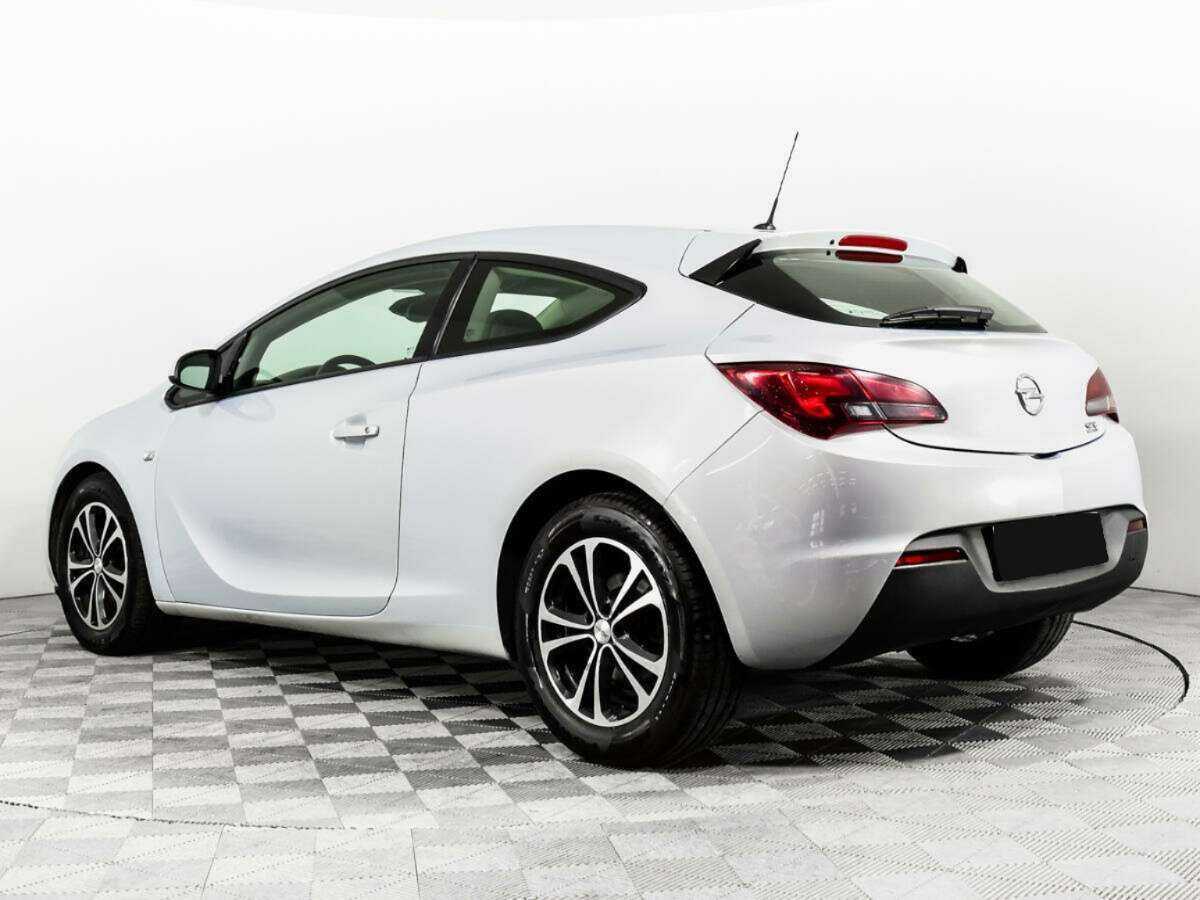 Opel Astra с пробегом — 2012 год. Фото: #6