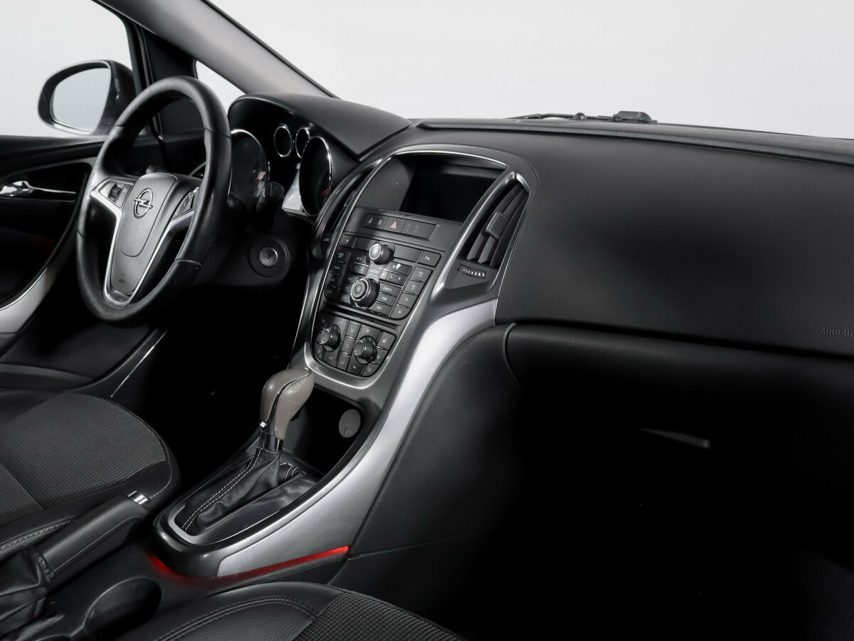 Opel Astra с пробегом — 2012 год. Фото: #6