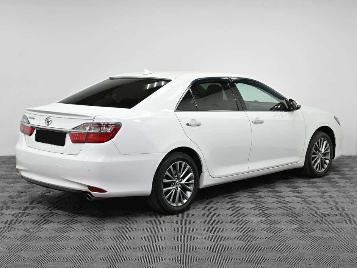 Toyota Camry с пробегом — 2017 год. Фото: #1