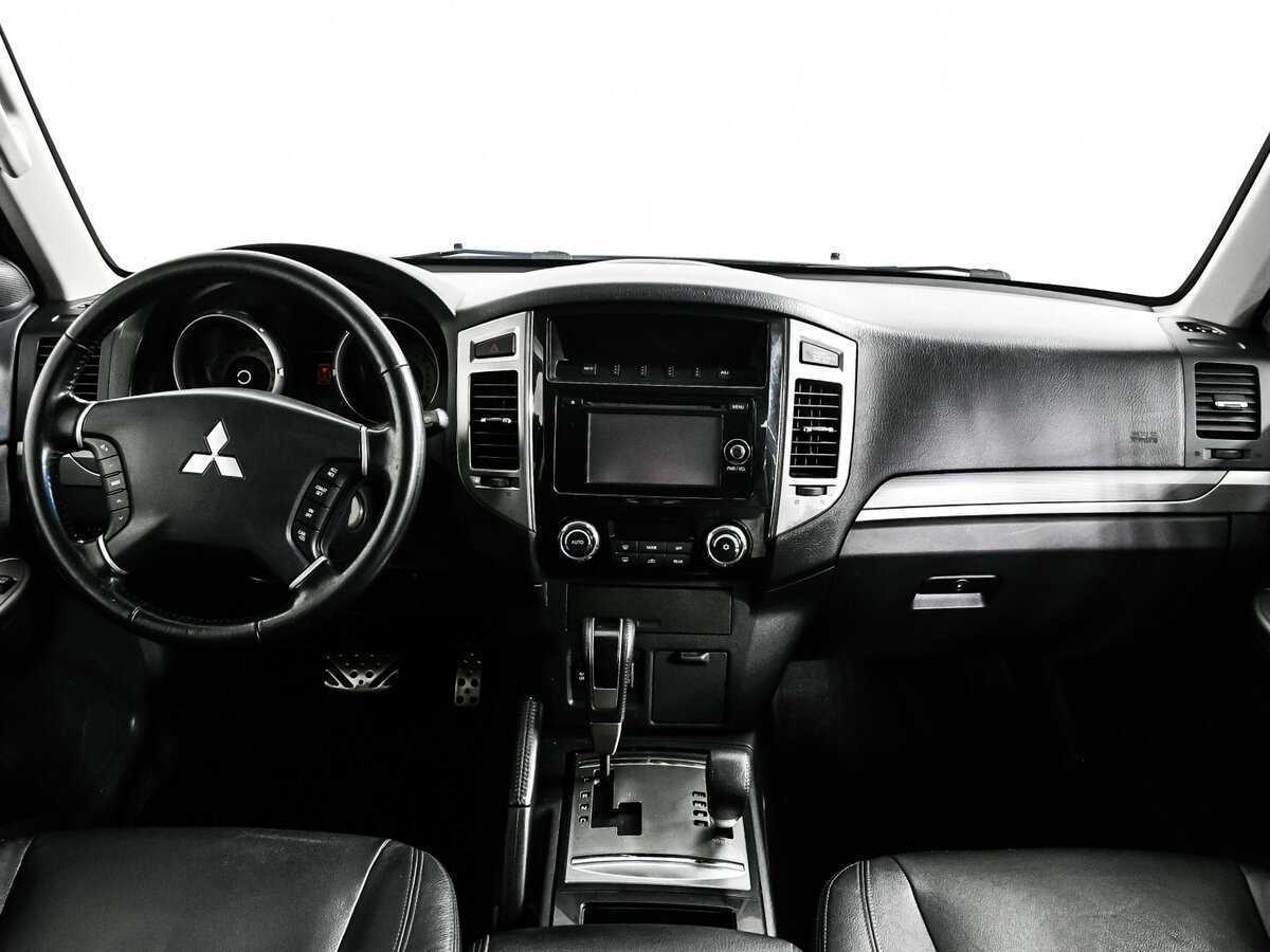 Mitsubishi Pajero с пробегом — 2015 год. Фото: #10