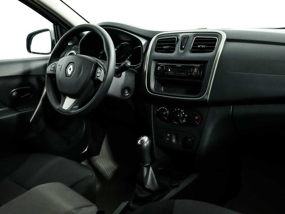 Renault Sandero с пробегом — 2017 год. Фото: #11
