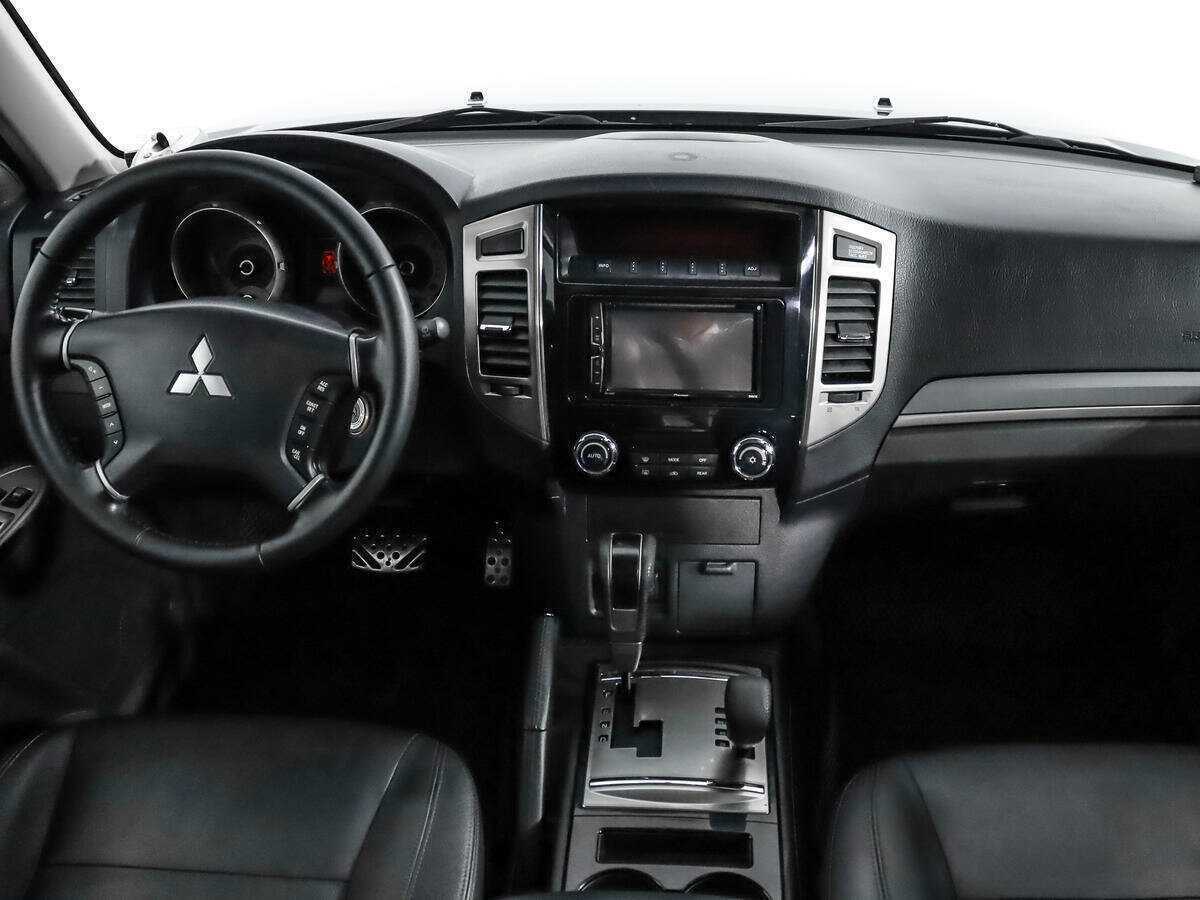 Mitsubishi Pajero с пробегом — 2015 год. Фото: #12