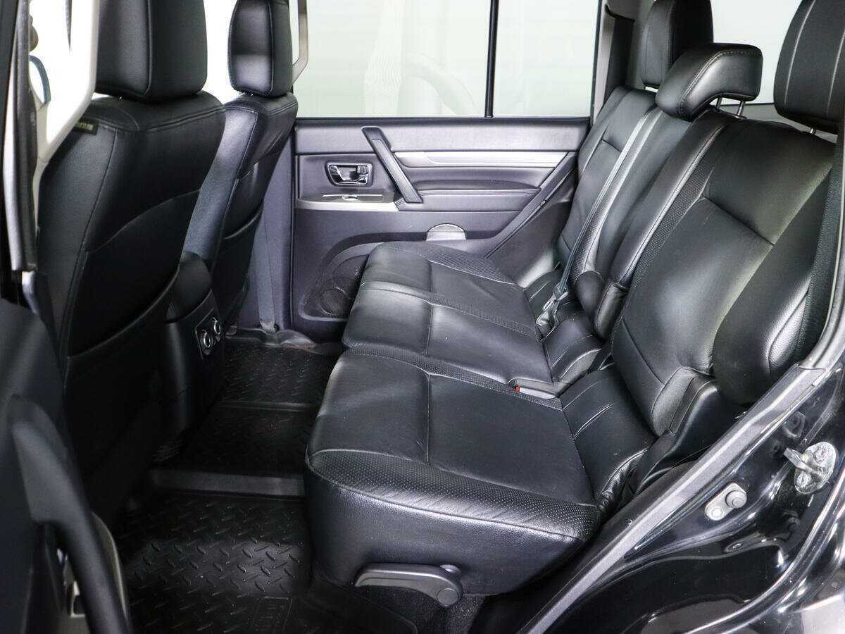 Mitsubishi Pajero с пробегом — 2012 год. Фото: #7