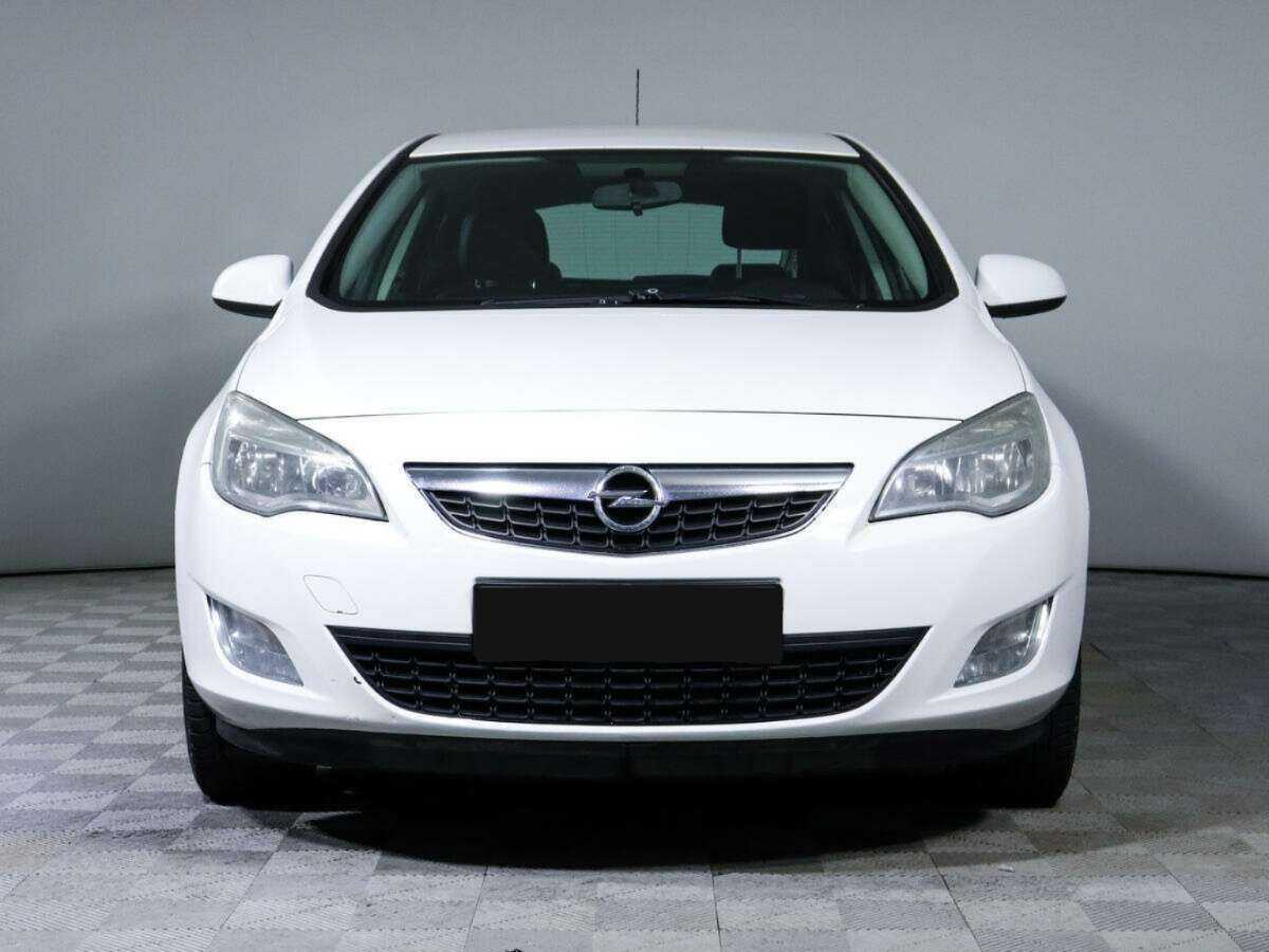 Opel Astra с пробегом — 2012 год. Фото: #1