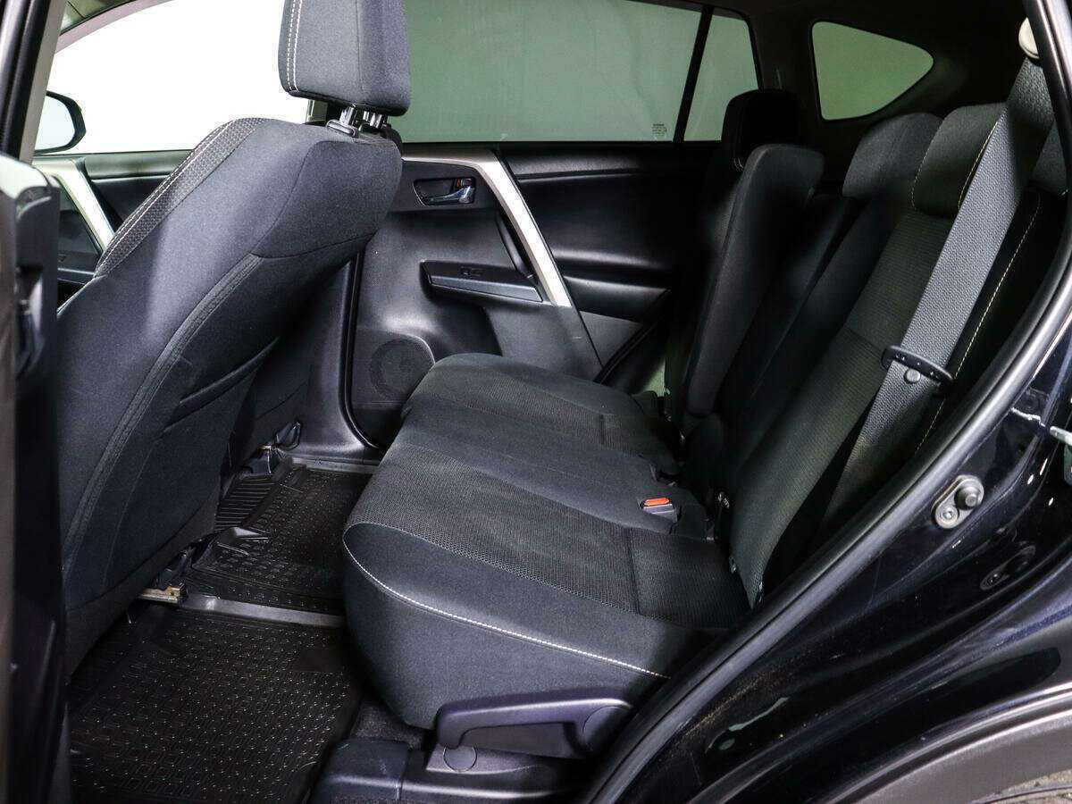 Toyota RAV4 с пробегом — 2017 год. Фото: #7