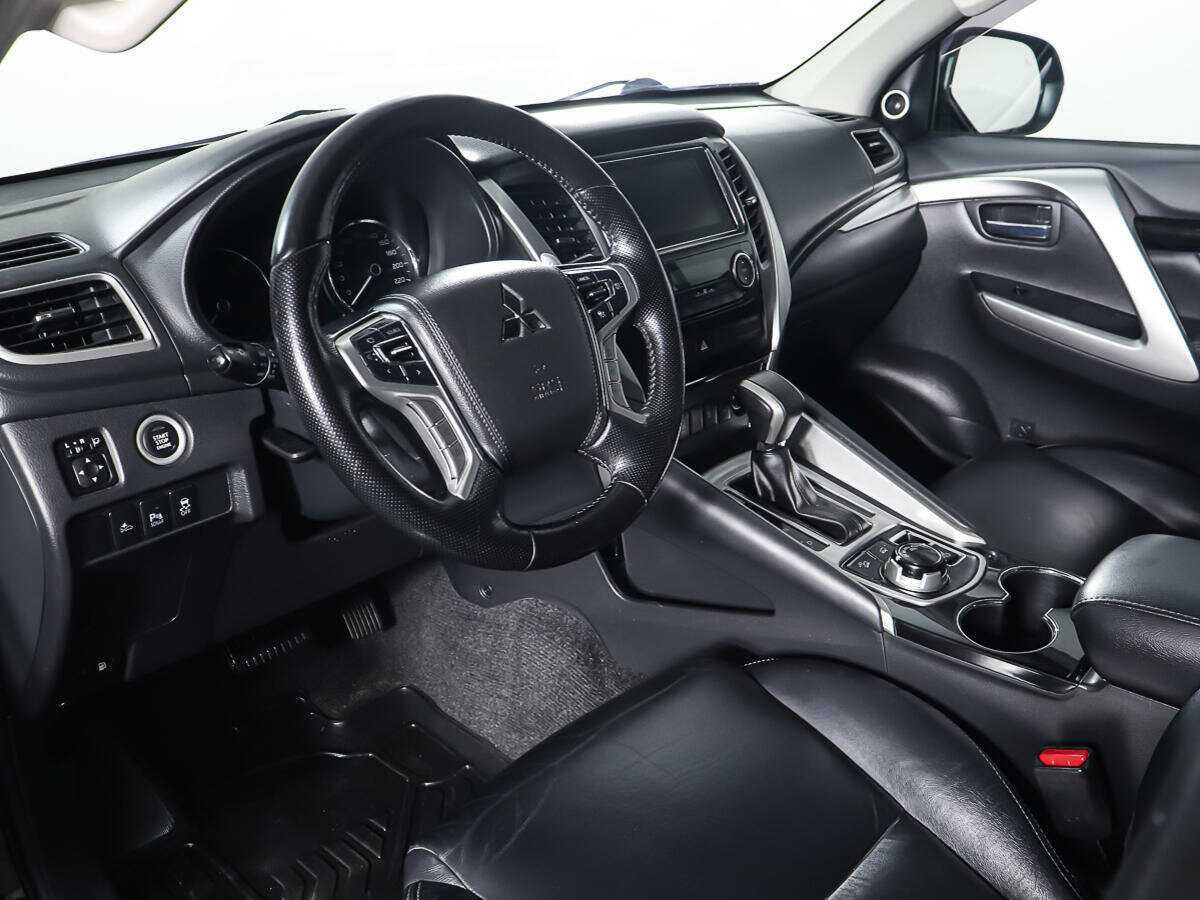 Mitsubishi Pajero Sport с пробегом — 2018 год. Фото: #12