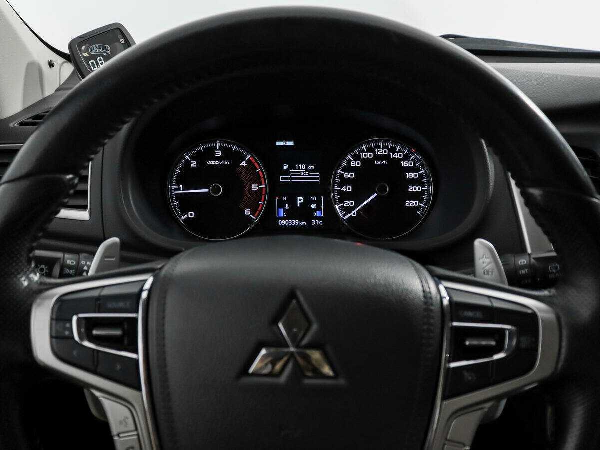 Mitsubishi Pajero Sport с пробегом — 2017 год. Фото: #17