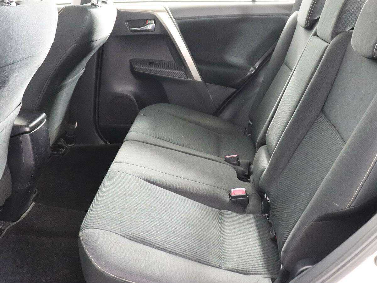 Toyota RAV4 с пробегом — 2015 год. Фото: #7