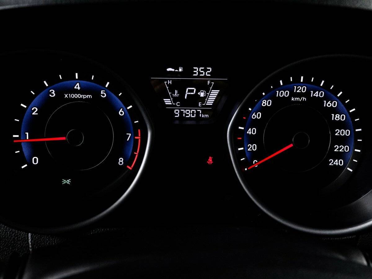 Hyundai Elantra с пробегом — 2015 год. Фото: #10