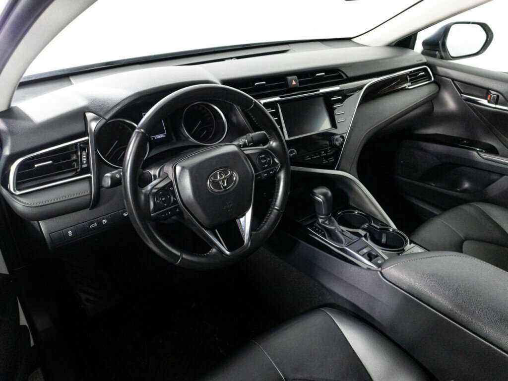 Toyota Camry с пробегом — 2018 год. Фото: #10