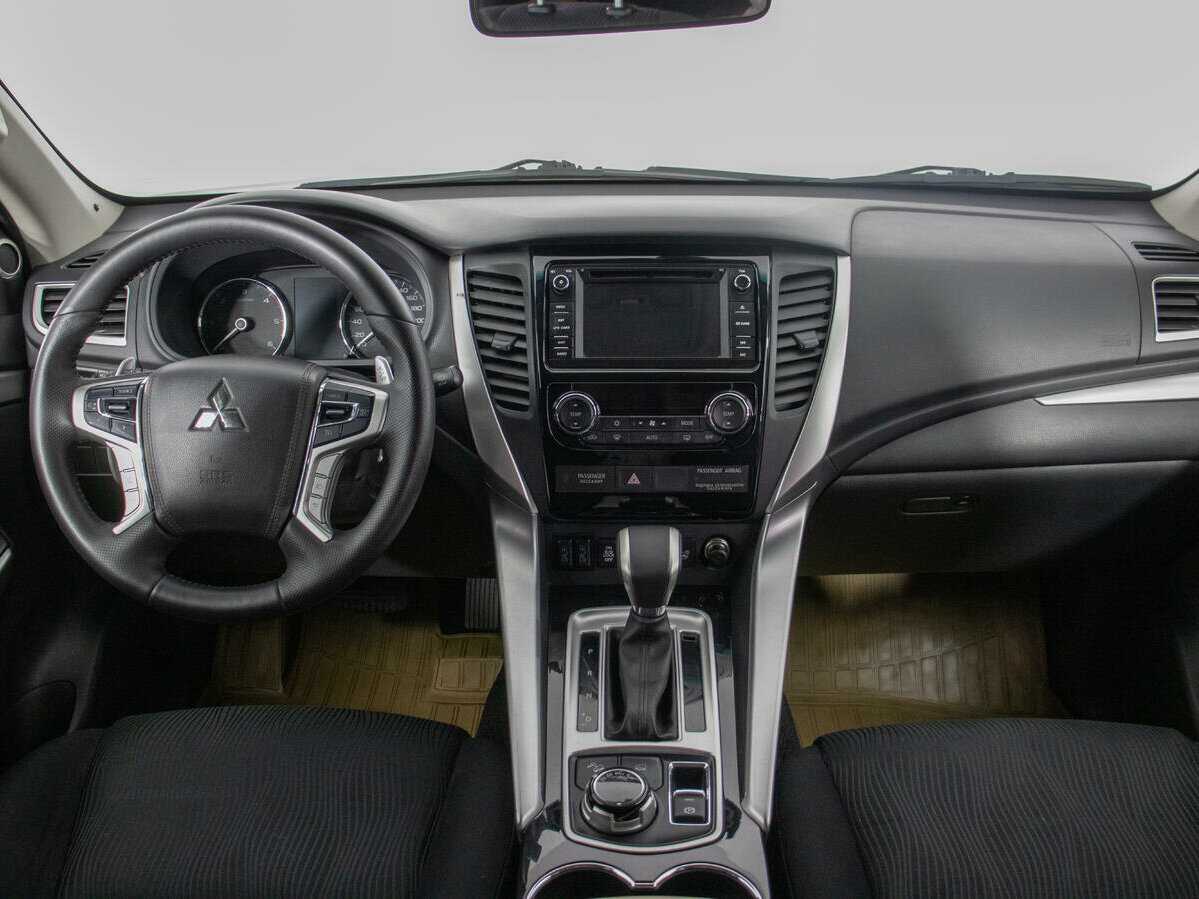 Mitsubishi Pajero Sport с пробегом — 2017 год. Фото: #13