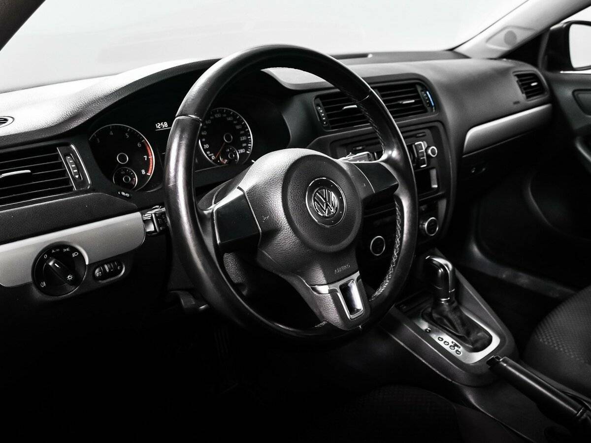 Volkswagen Jetta с пробегом — 2013 год. Фото: #11