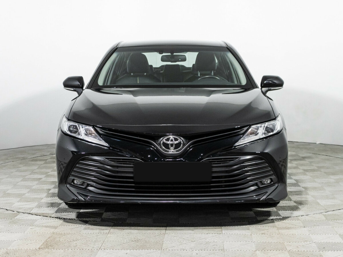 Toyota Camry с пробегом — 2018 год. Фото: #1