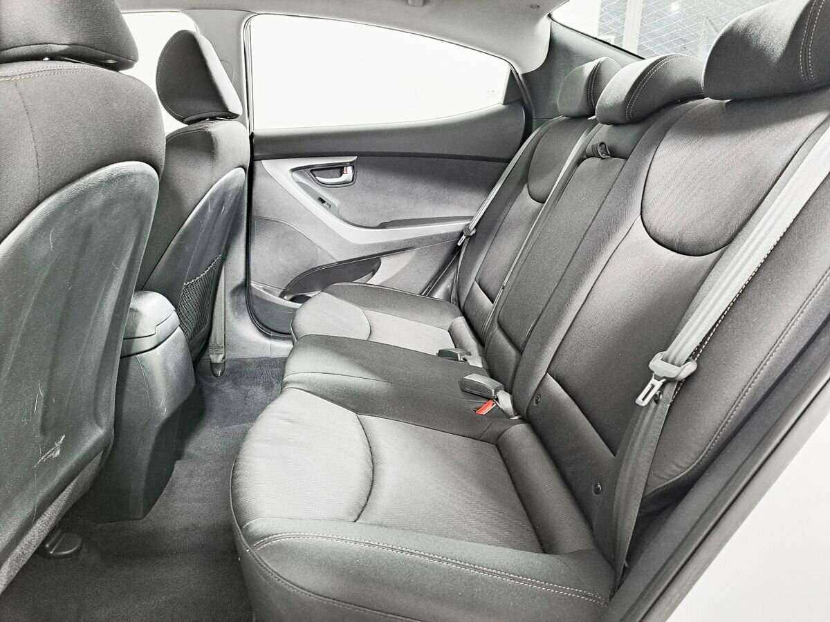 Hyundai Elantra с пробегом — 2015 год. Фото: #9