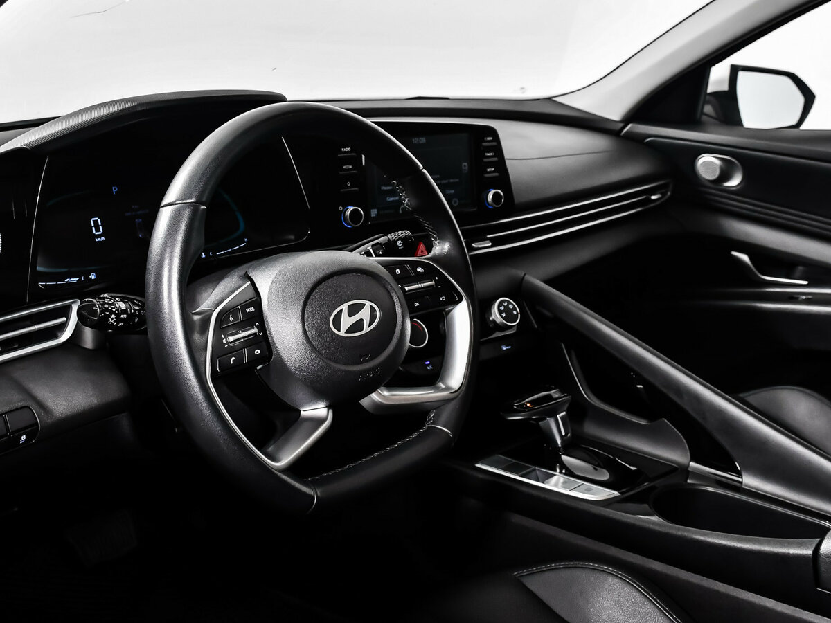 Hyundai Elantra с пробегом — 2023 год. Фото: #10