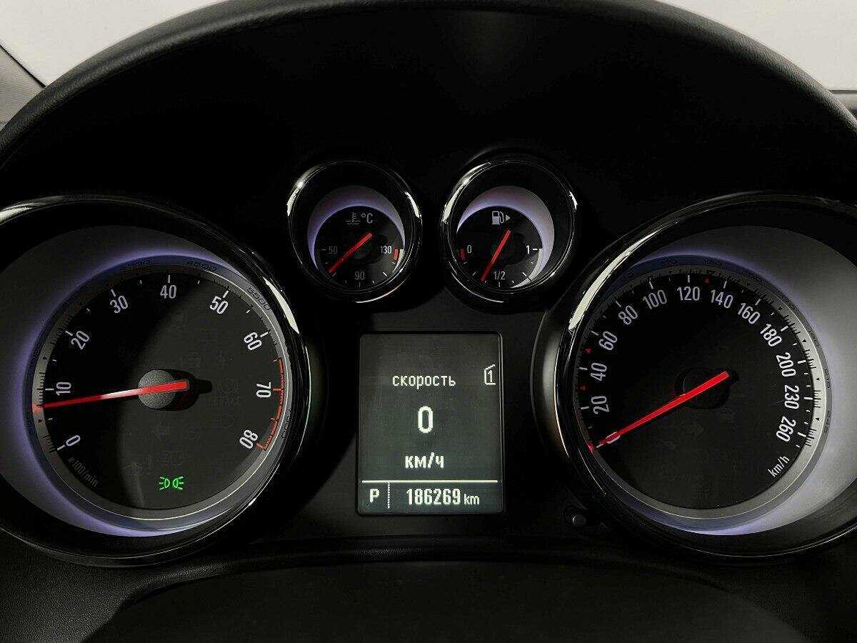 Opel Astra с пробегом — 2012 год. Фото: #10