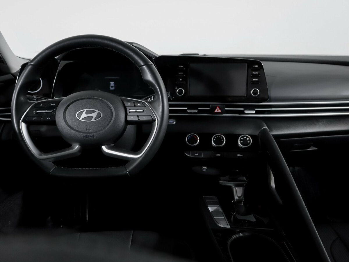 Hyundai Elantra с пробегом — 2023 год. Фото: #9