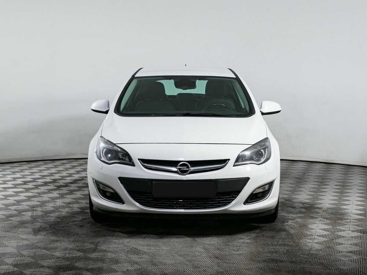 Opel Astra с пробегом — 2012 год. Фото: #1