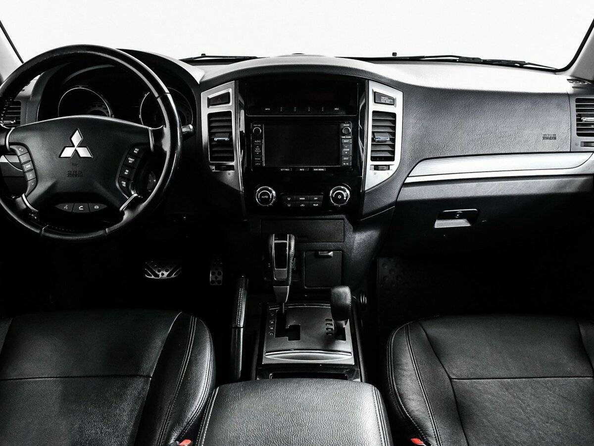 Mitsubishi Pajero с пробегом — 2015 год. Фото: #10