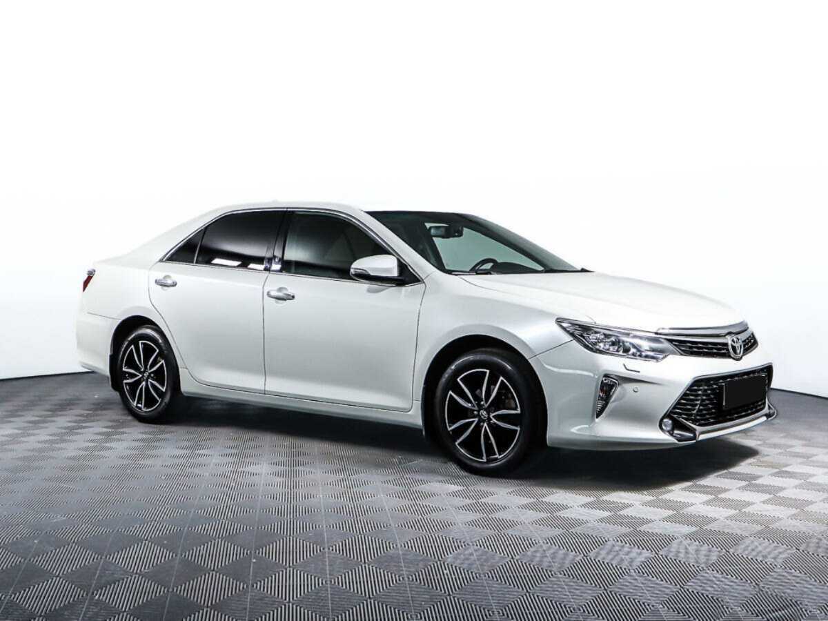 Toyota Camry с пробегом — 2017 год. Фото: #2