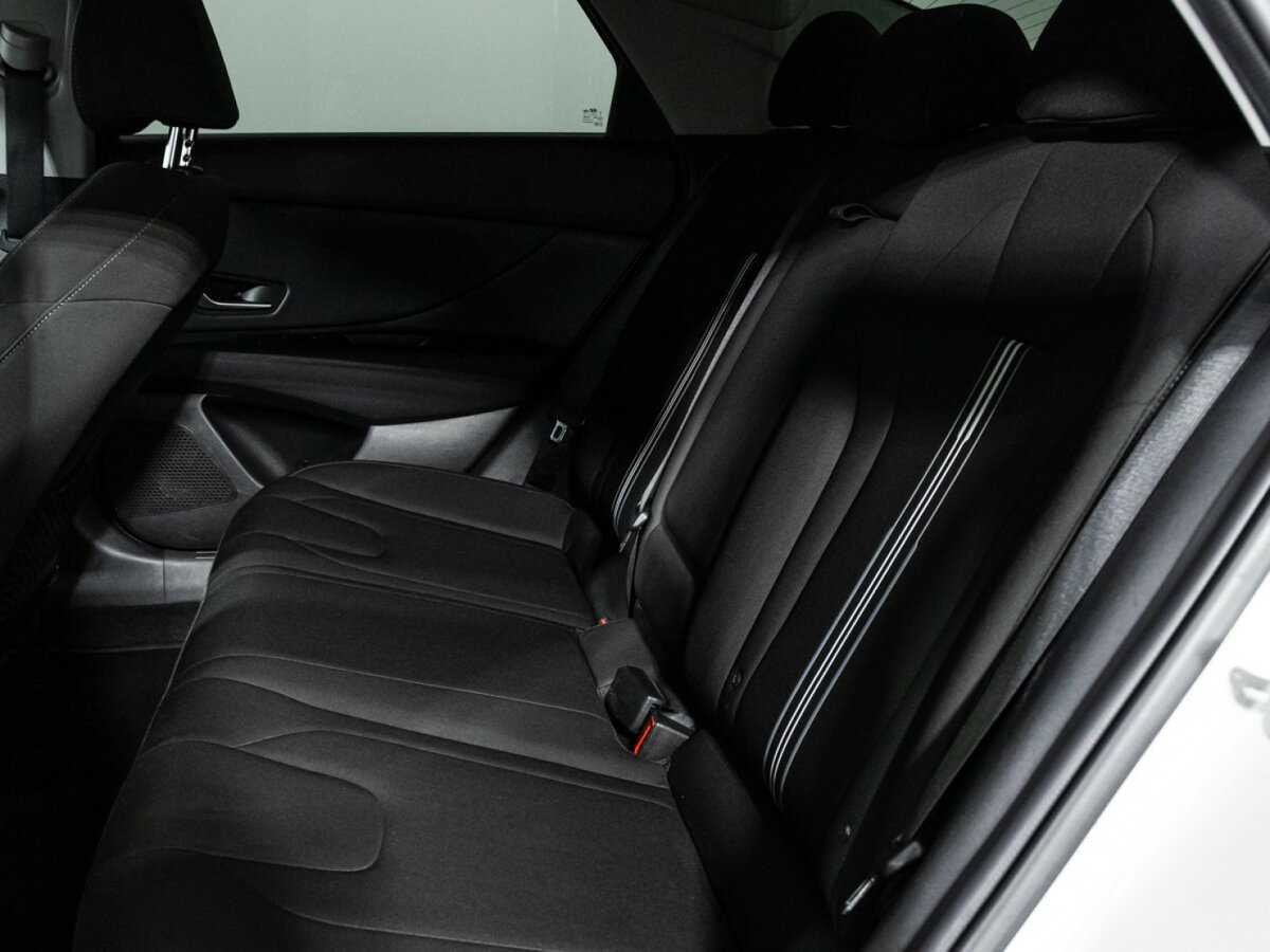 Hyundai Elantra с пробегом — 2021 год. Фото: #9