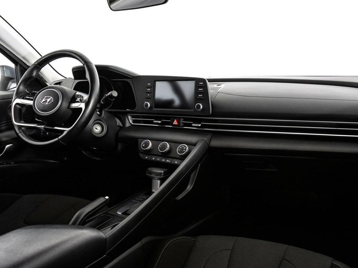 Hyundai Elantra с пробегом — 2021 год. Фото: #9