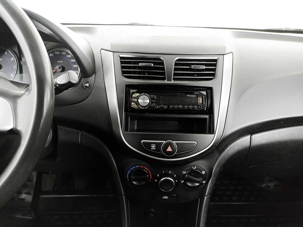 Hyundai Solaris с пробегом — 2014 год. Фото: #12