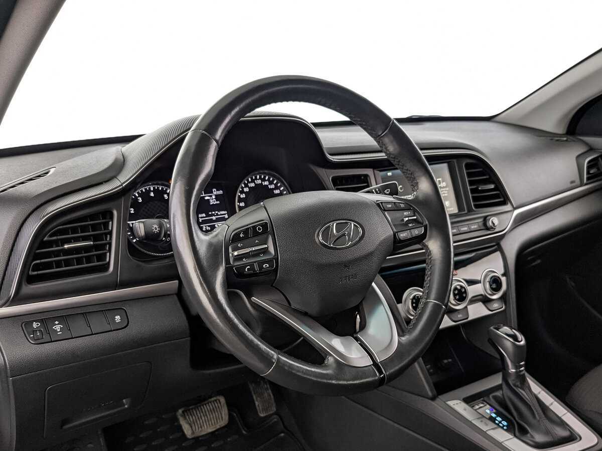 Hyundai Elantra с пробегом — 2019 год. Фото: #12