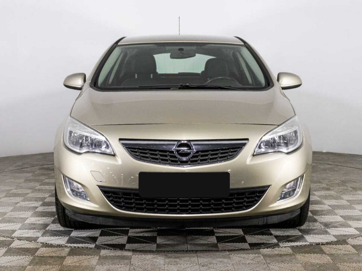 Opel Astra с пробегом — 2012 год. Фото: #1