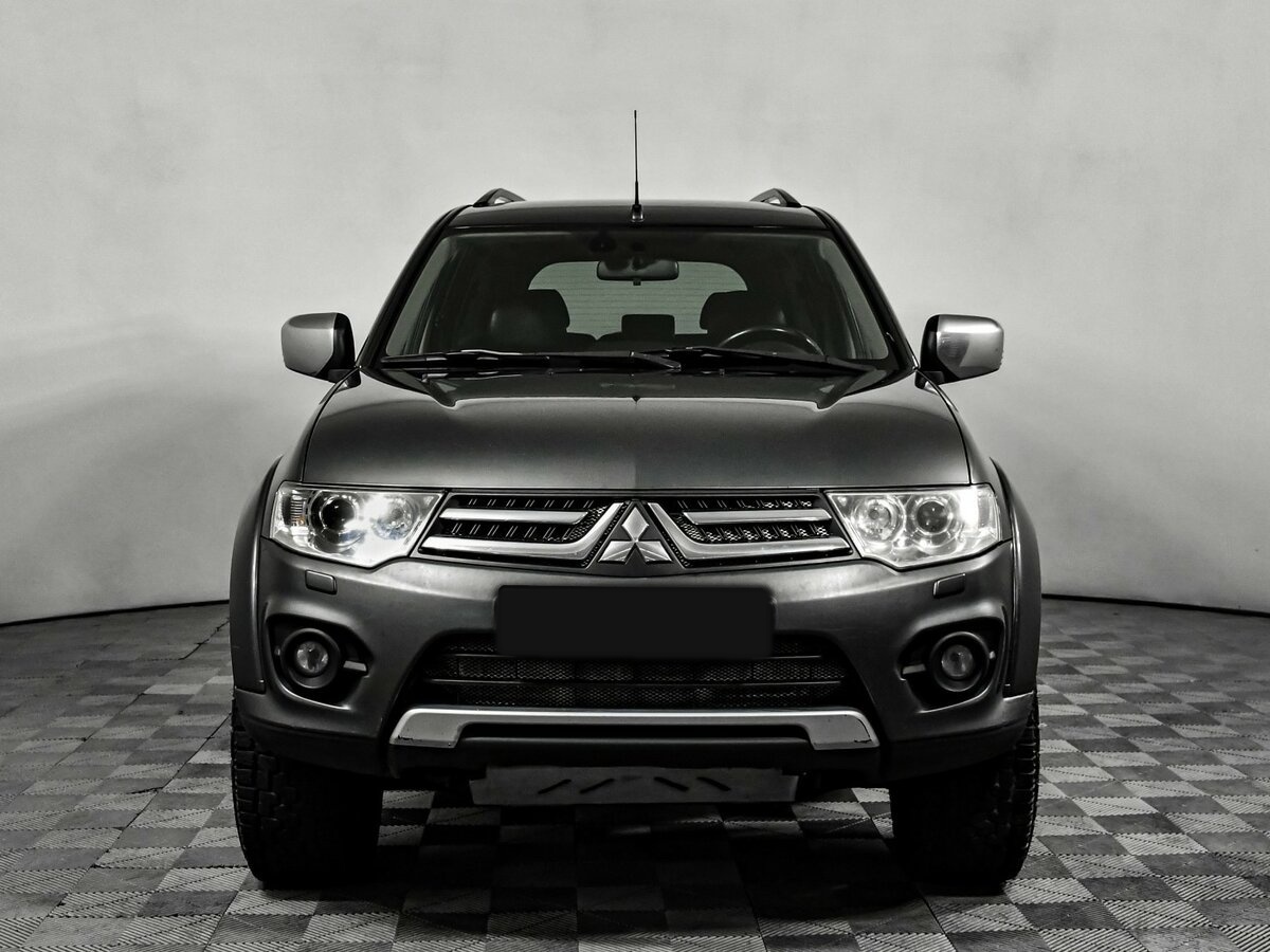 Mitsubishi Pajero Sport с пробегом — 2013 год. Фото: #1