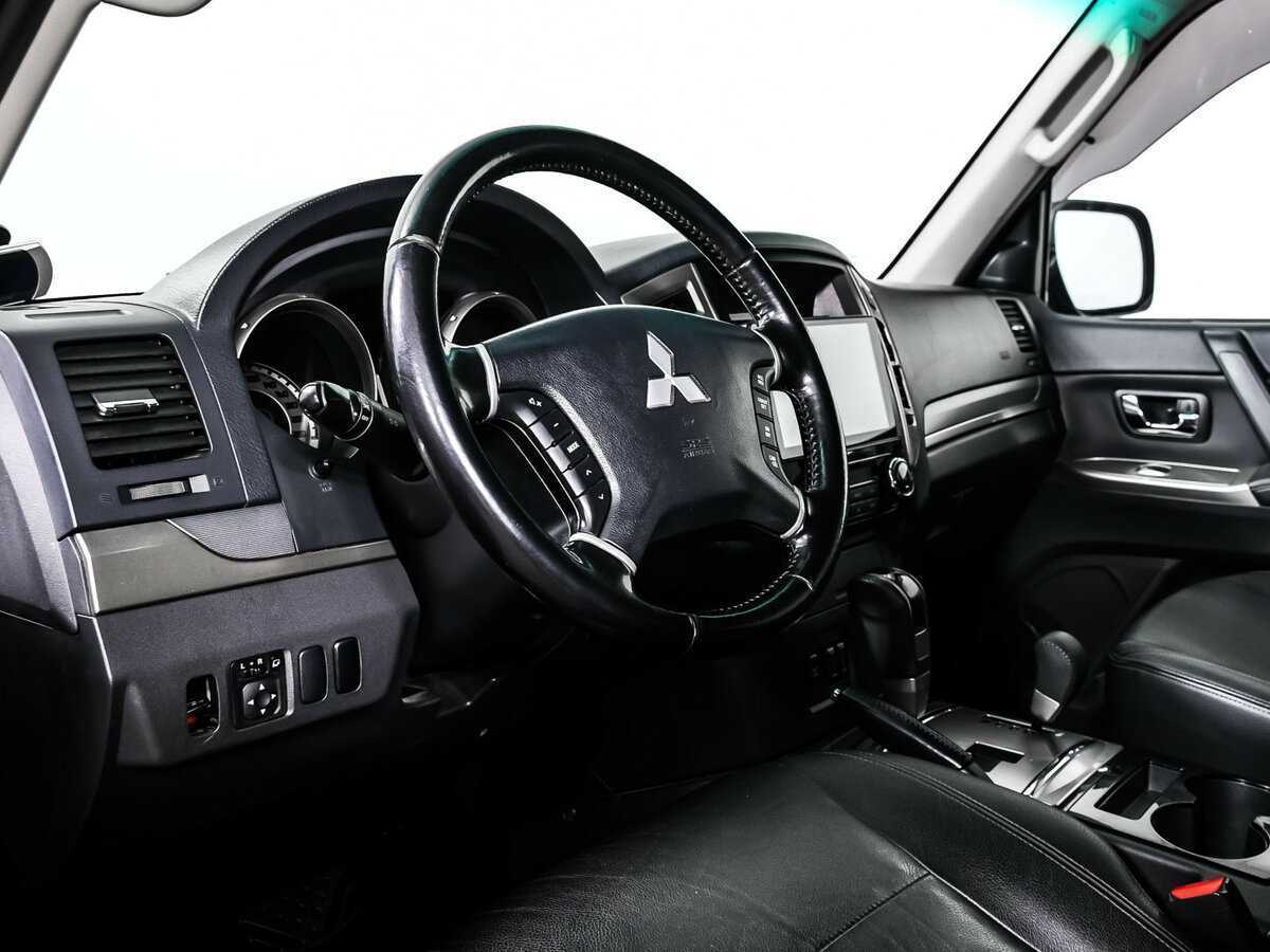 Mitsubishi Pajero с пробегом — 2015 год. Фото: #11
