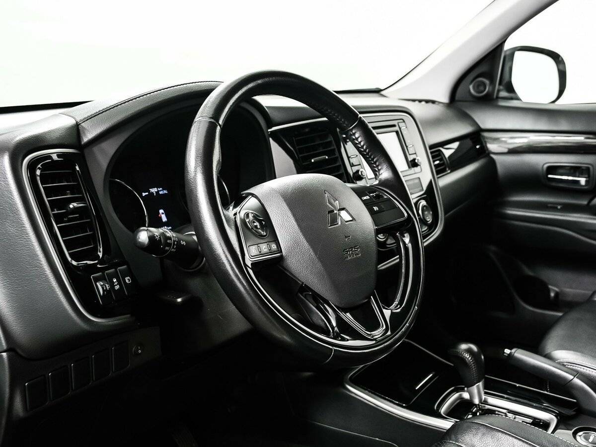 Mitsubishi Outlander с пробегом — 2017 год. Фото: #12