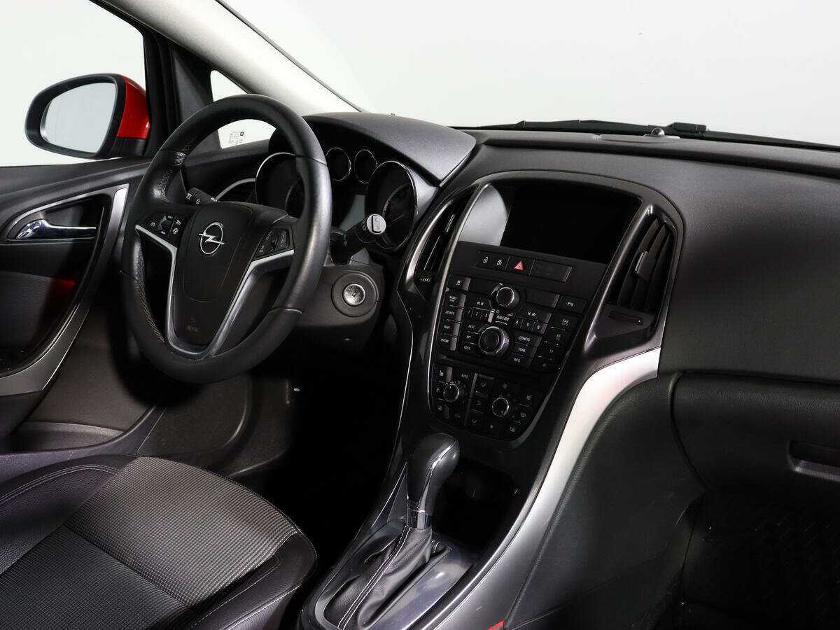 Opel Astra с пробегом — 2012 год. Фото: #6