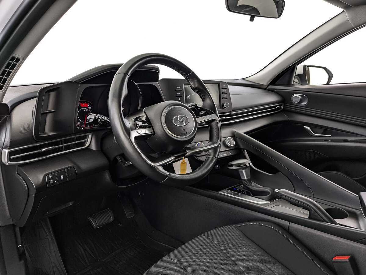 Hyundai Elantra с пробегом — 2022 год. Фото: #10