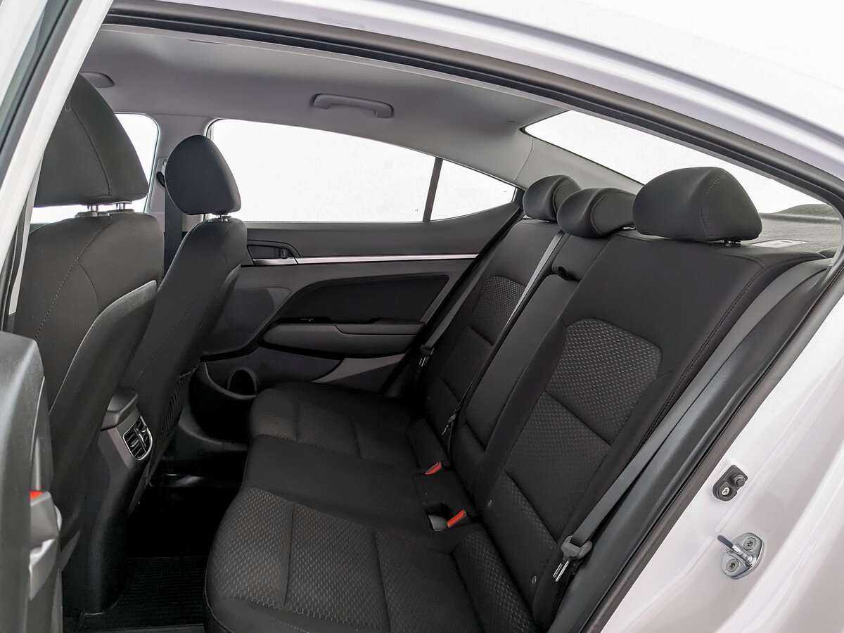 Hyundai Elantra с пробегом — 2020 год. Фото: #9