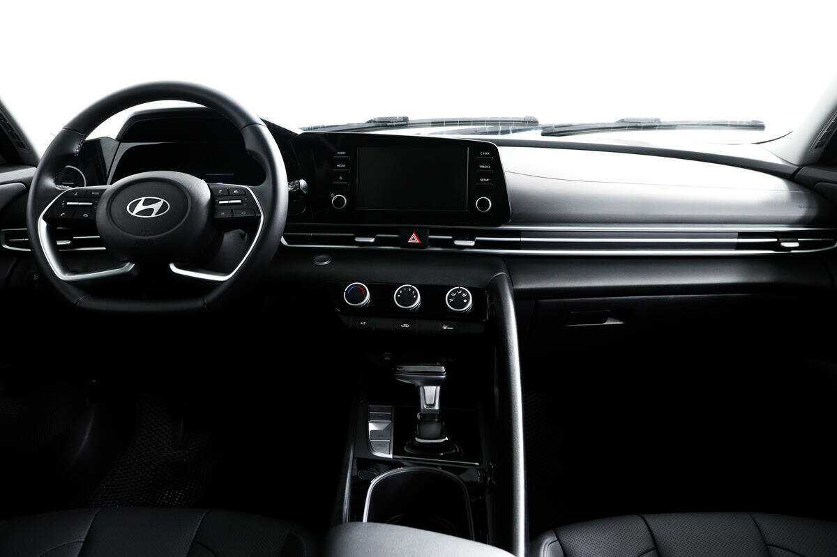 Hyundai Elantra с пробегом — 2023 год. Фото: #10
