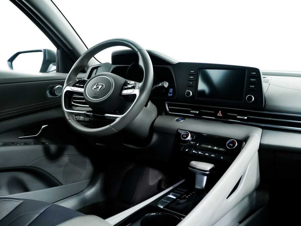 Hyundai Elantra с пробегом — 2021 год. Фото: #8