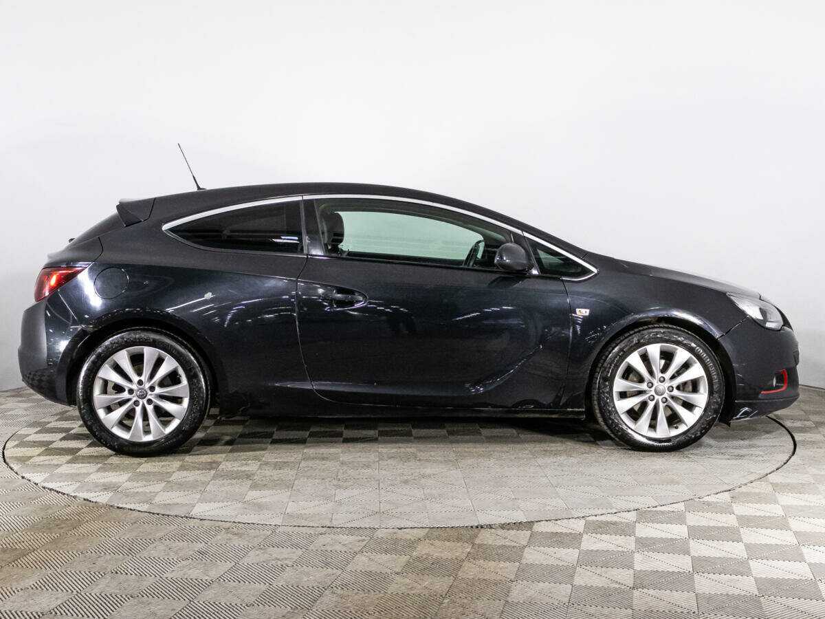 Opel Astra с пробегом — 2012 год. Фото: #3