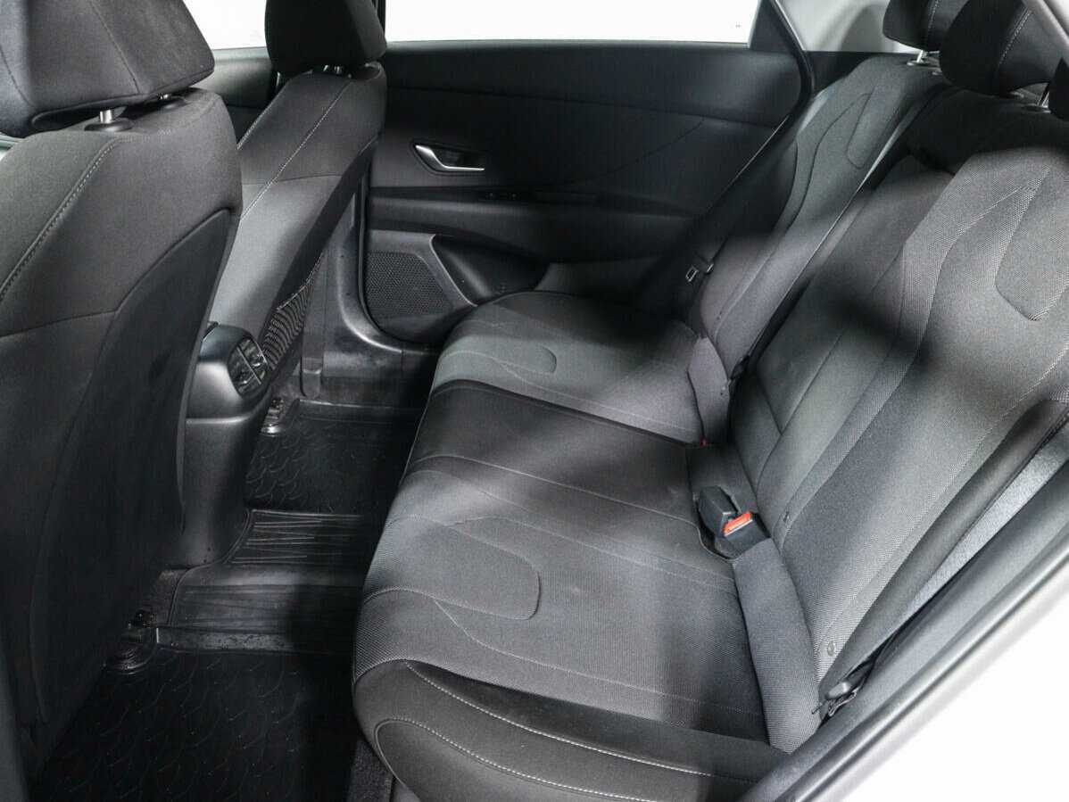 Hyundai Elantra с пробегом — 2021 год. Фото: #9