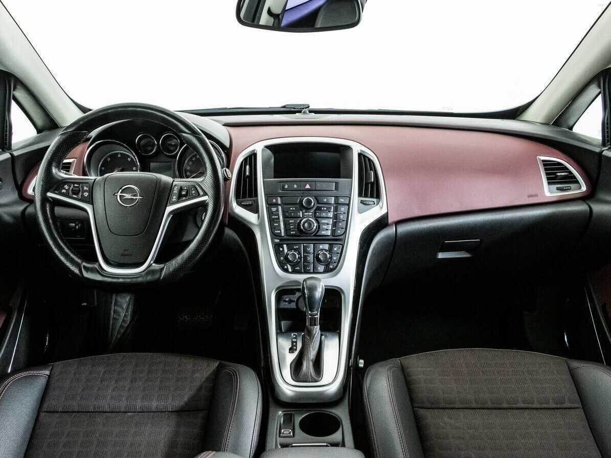Opel Astra с пробегом — 2013 год. Фото: #9