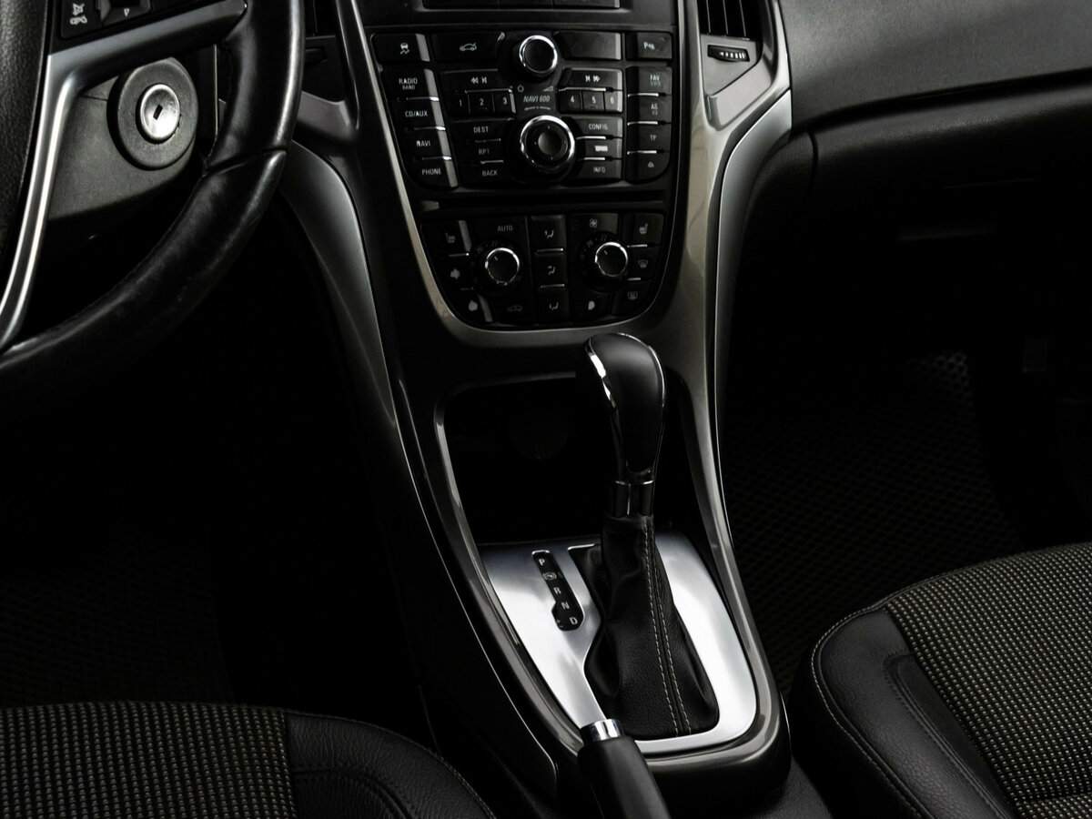 Opel Astra с пробегом — 2012 год. Фото: #9