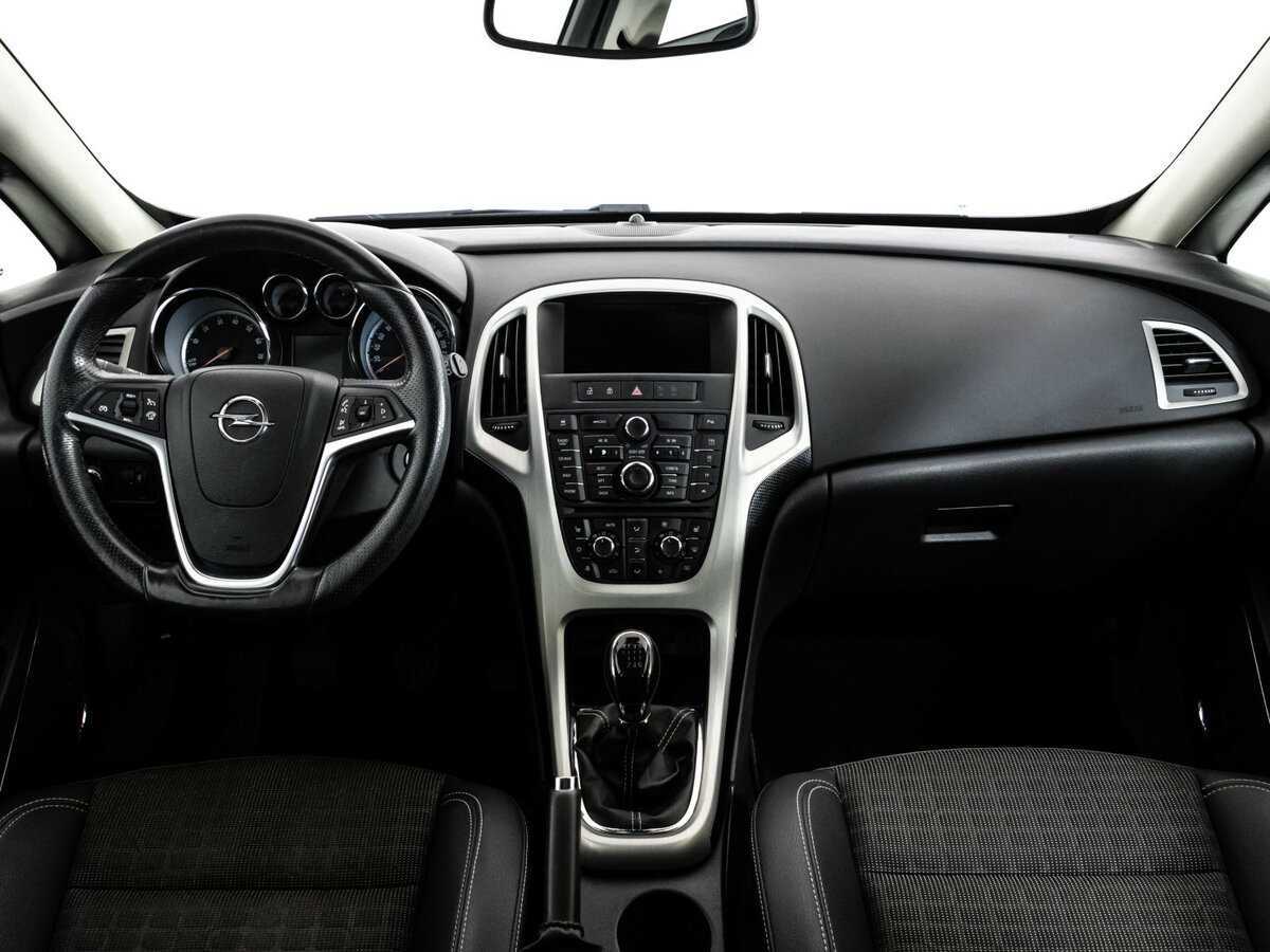 Opel Astra с пробегом — 2012 год. Фото: #7