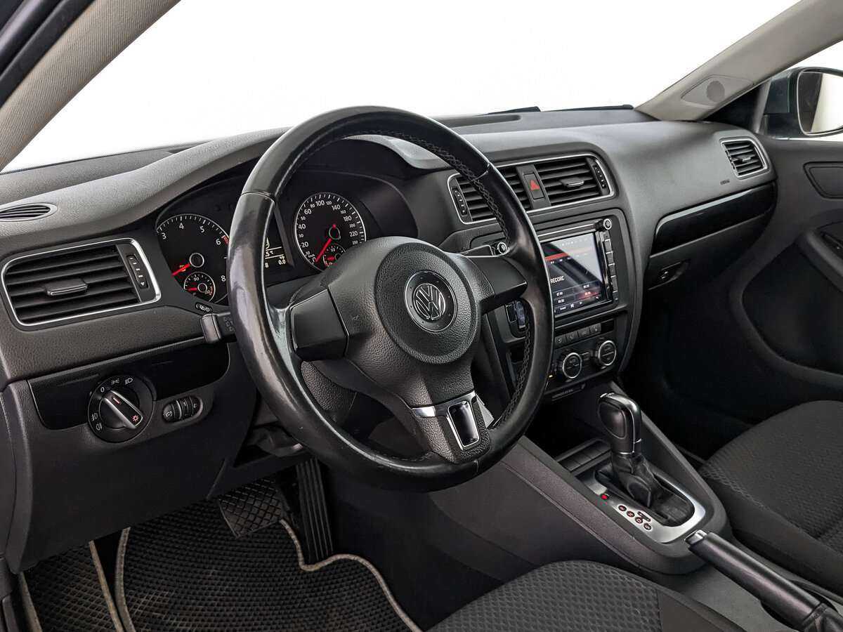 Volkswagen Jetta с пробегом — 2012 год. Фото: #9