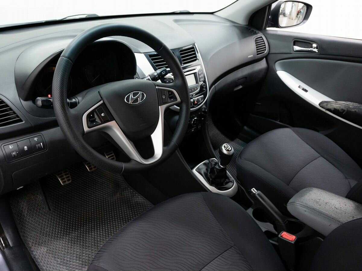 Hyundai Solaris с пробегом — 2012 год. Фото: #6