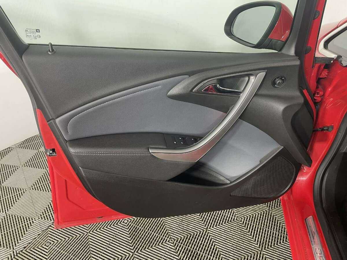 Opel Astra с пробегом — 2013 год. Фото: #7