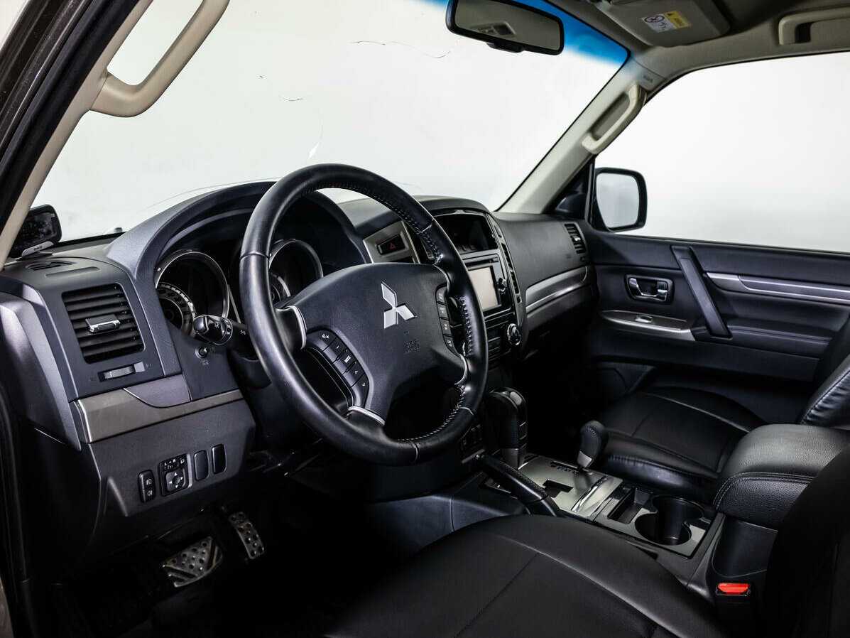 Mitsubishi Pajero с пробегом — 2015 год. Фото: #9