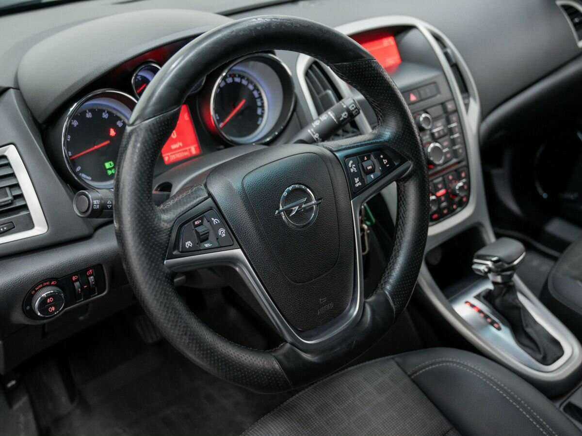 Opel Astra с пробегом — 2012 год. Фото: #10