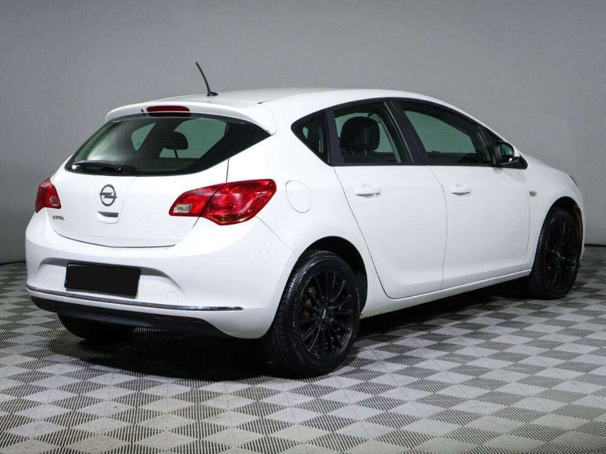 Opel Astra с пробегом — 2012 год. Фото: #3