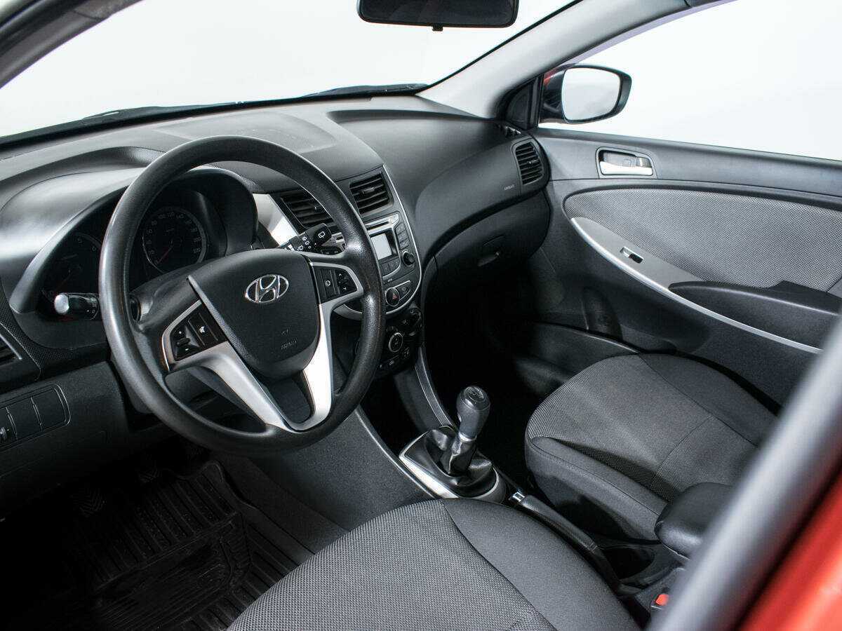 Hyundai Solaris с пробегом — 2012 год. Фото: #12